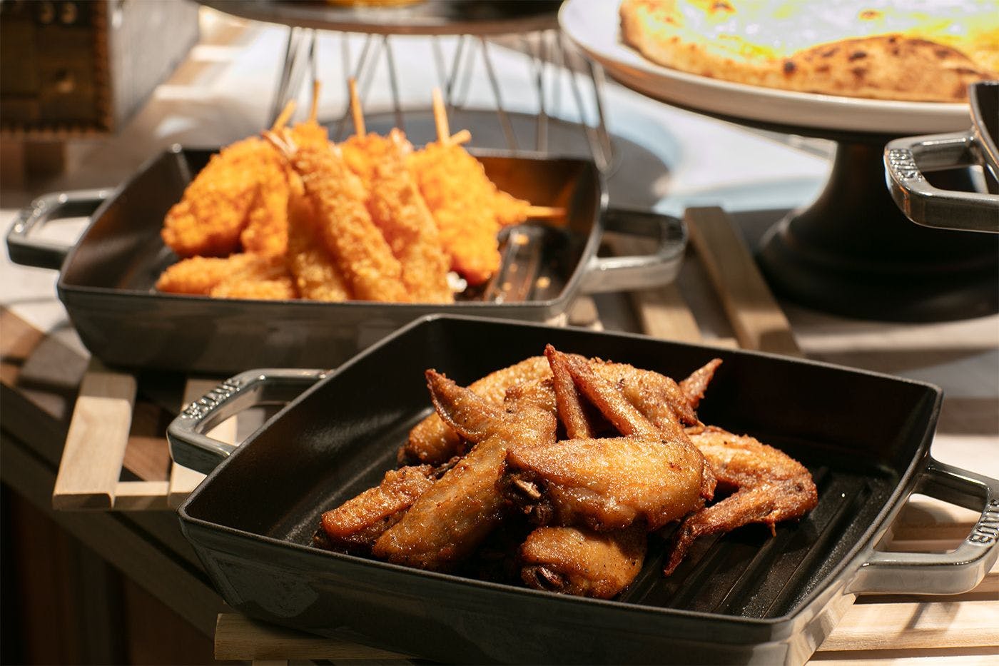 We also offer local specialties known as "Nagoya Meshi," including fried chicken wings and miso katsu skewers, to give you a taste of Nagoya.