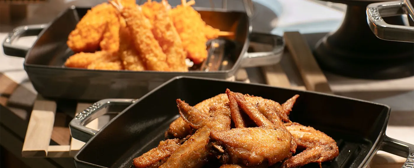 We also offer local specialties known as "Nagoya Meshi," including fried chicken wings and miso katsu skewers, to give you a taste of Nagoya.