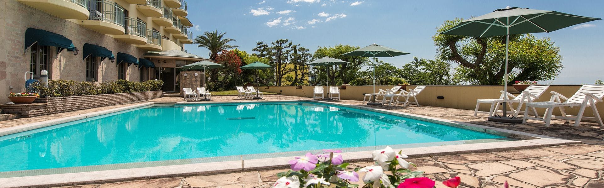 ภายนอกและสระว่ายน้ำ