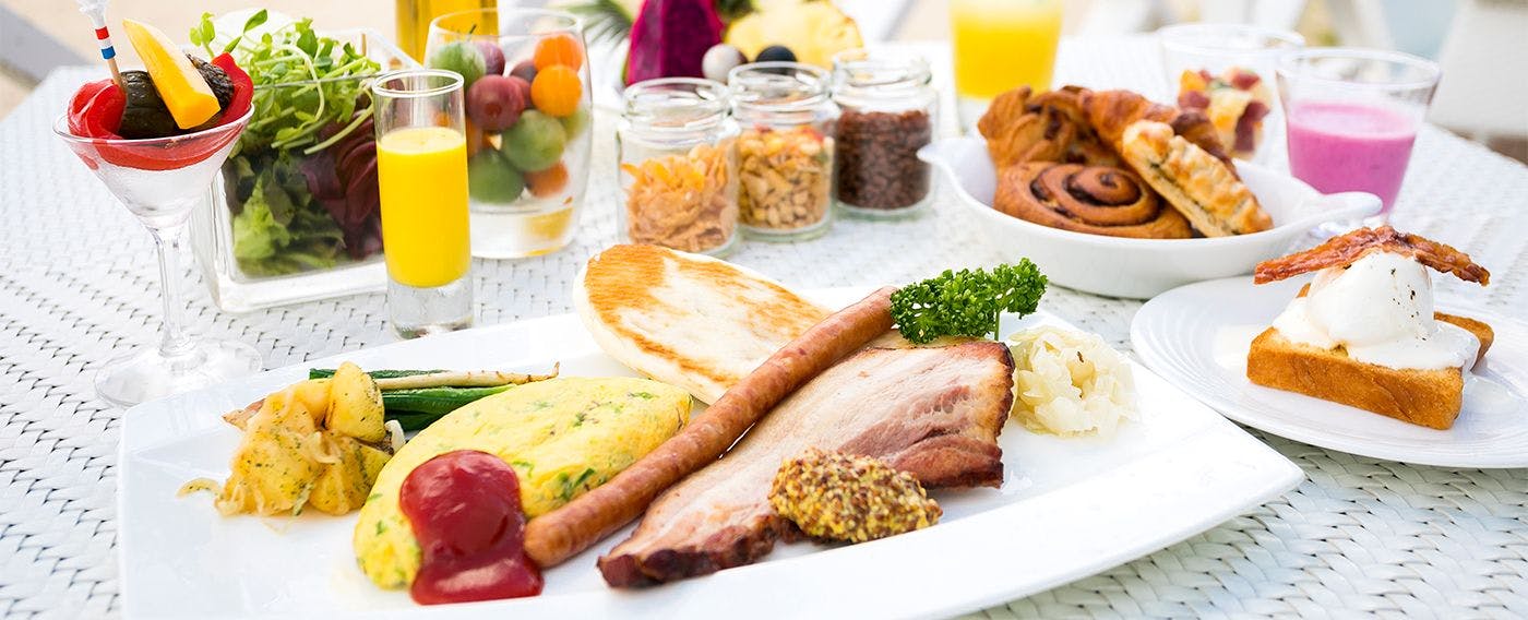 【海风早餐自助餐】手持气泡酒享用主厨精心准备的早餐。