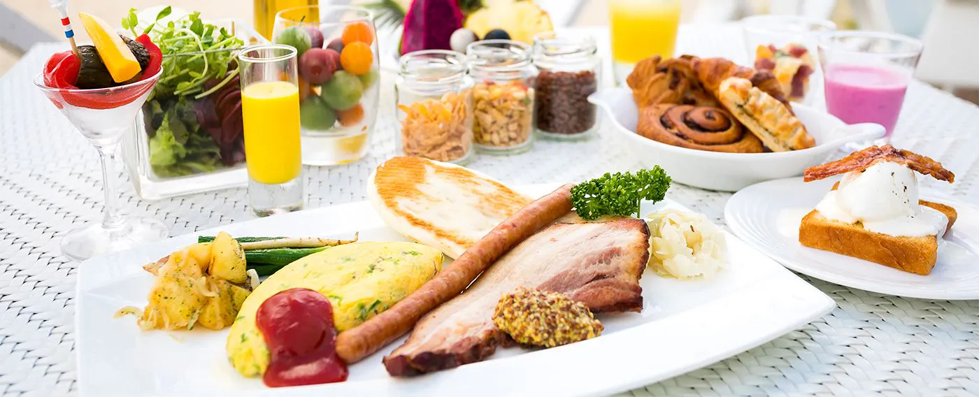 【海风早餐自助餐】手持气泡酒享用主厨精心准备的早餐。