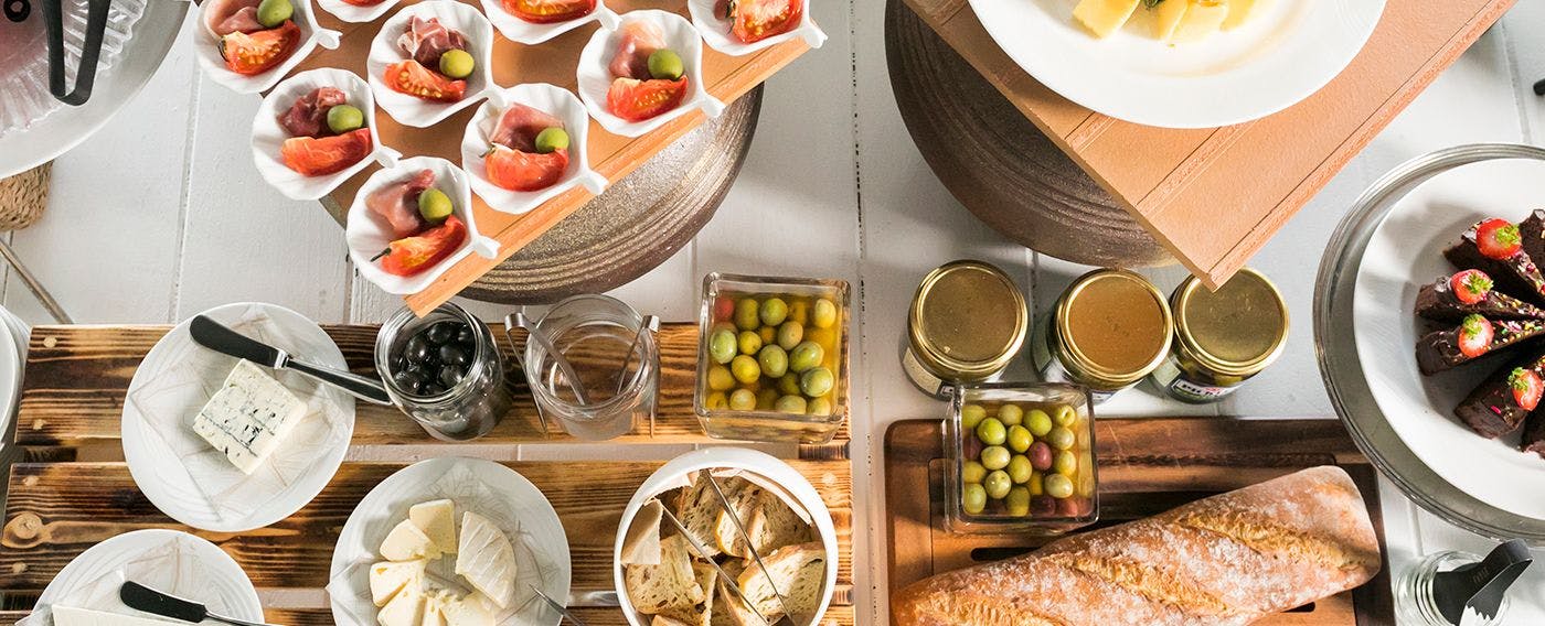 【海风早餐自助餐】我们提供丰富的早餐选择，包括蛋料理、岛猪培根和咖喱。