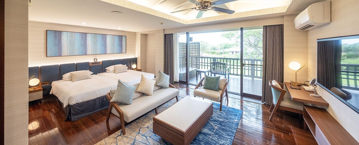 【Grand Cottage】明亮开放的室内空间，展现奥久间的碧海与白沙滩。