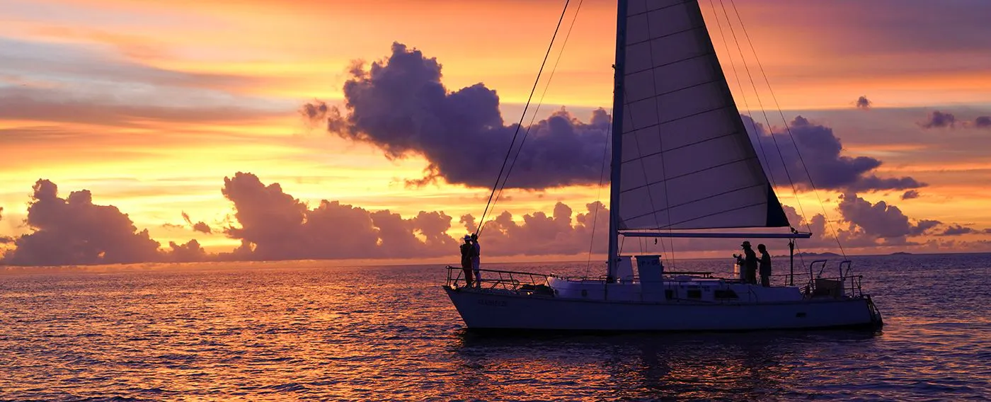 在游轮上欣赏雄伟的日落,度过奢华的时光。