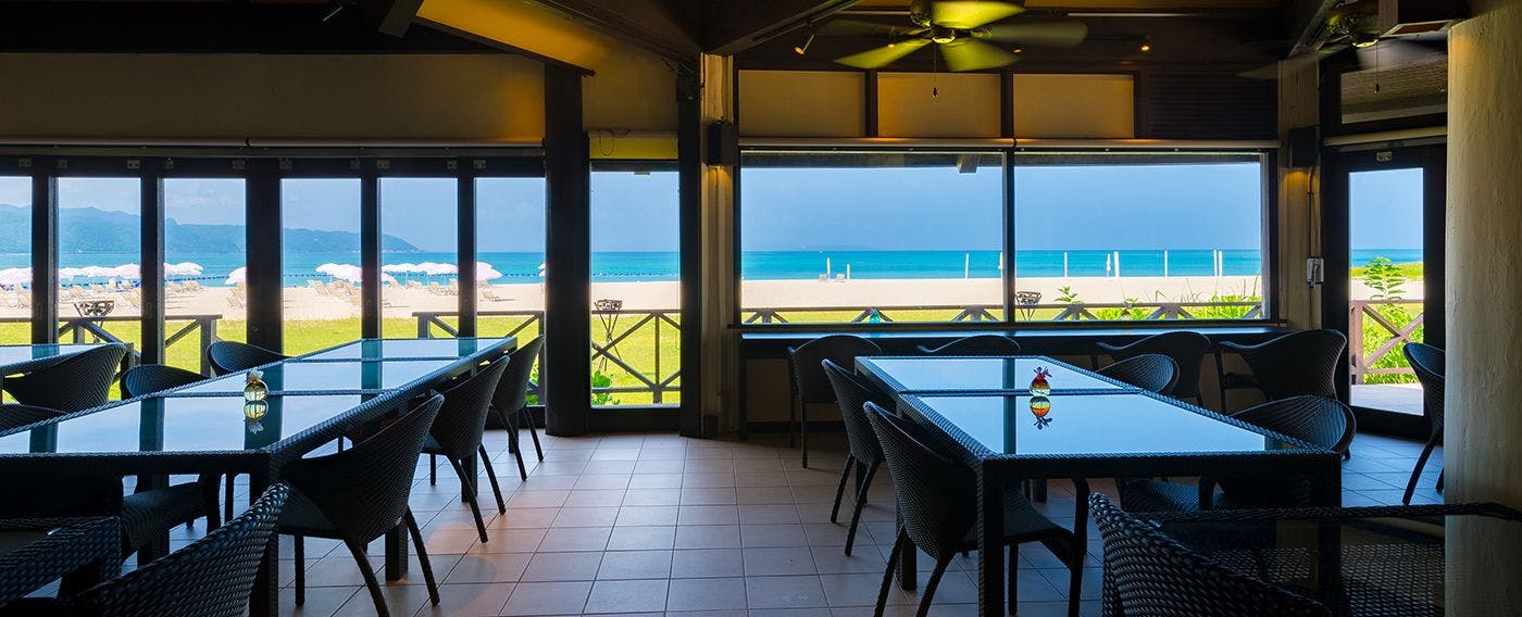 【俱乐部酒廊】在海风酒廊享受无所事事的奢华时光。