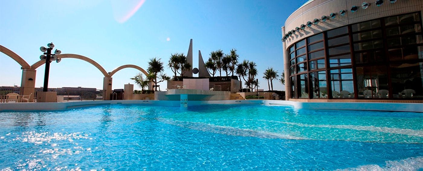 Kolam renang luar ruangan