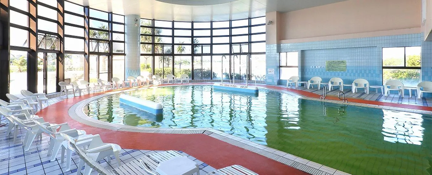 Kolam renang dalam ruangan