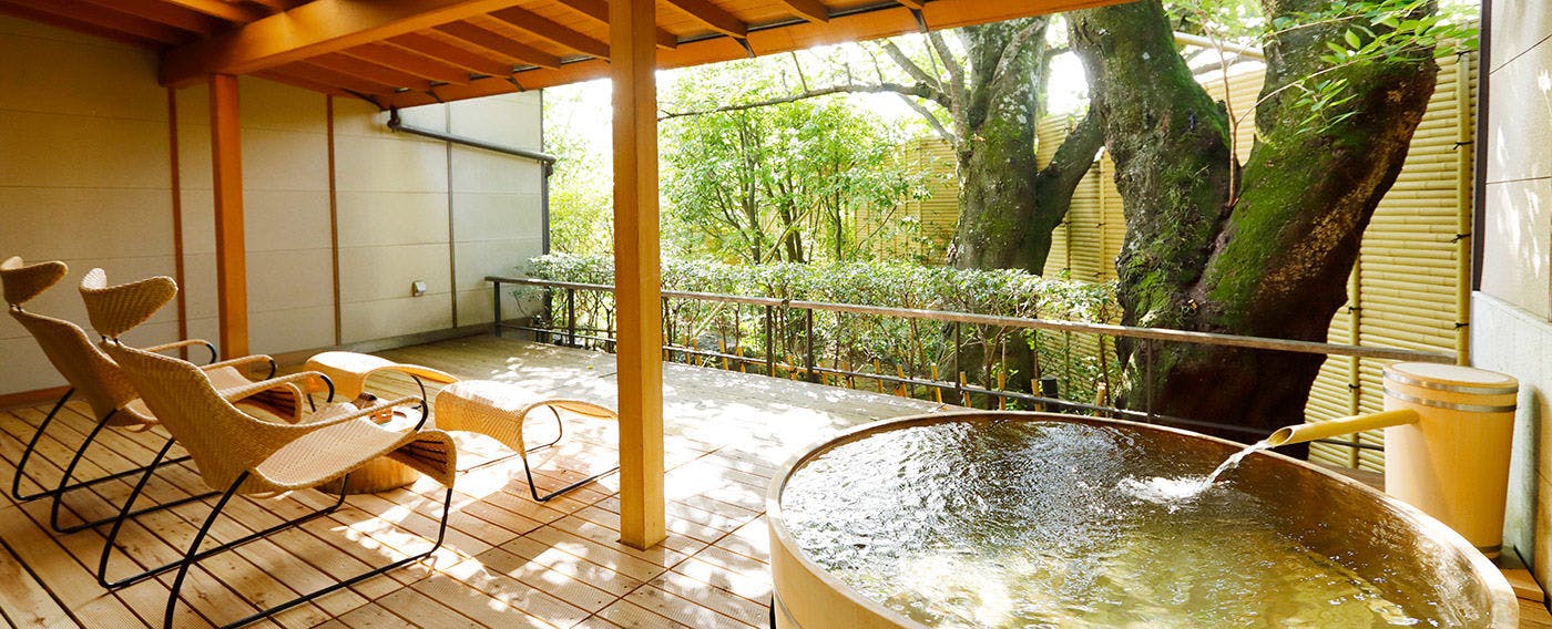 Kamar tamu bergaya villa dengan suite maisonette dan pemandian luar ruangan