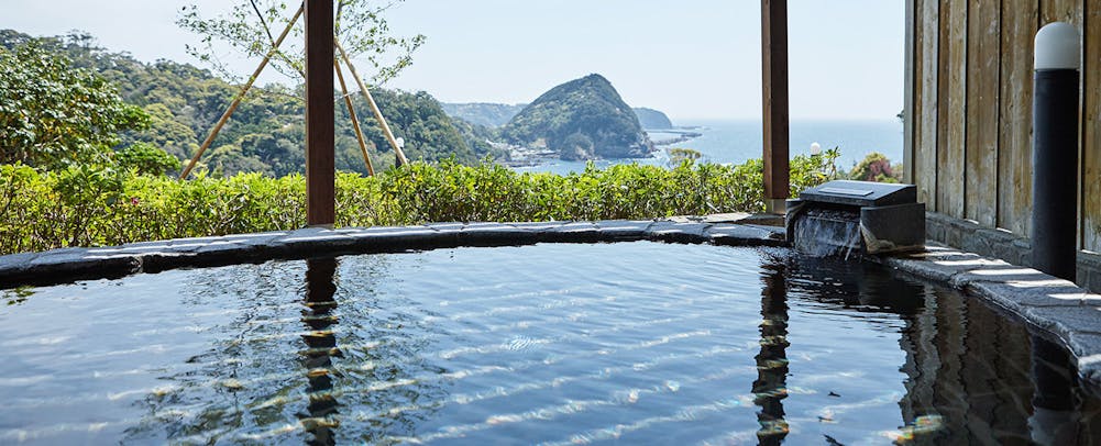 ç©ºã¨æµ·ã«å¿ãè§£ãæ¾ã¡ãèªç¶ã¨ã®ä¸ä½æãå³ãã女æ§é¢¨åã®å²©é²å¤©