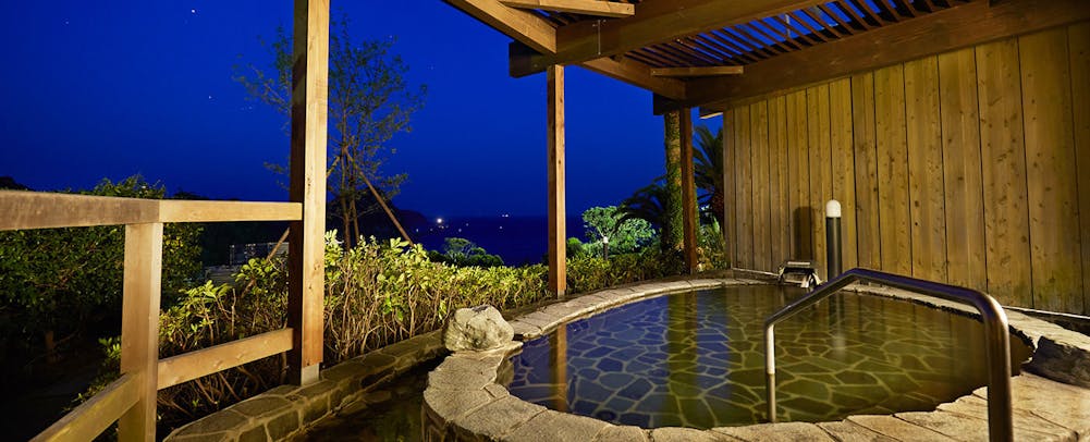 ç©ºã¨æµ·ã«å¿ãè§£ãæ¾ã¡ãèªç¶ã¨ã®ä¸ä½æãå³ããå¥³æ§é¢¨åã®å²©é²å¤©