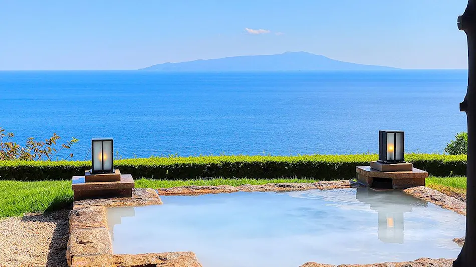 "Tsuki no Usagi: A Secluded Inn with Spectacular Views"