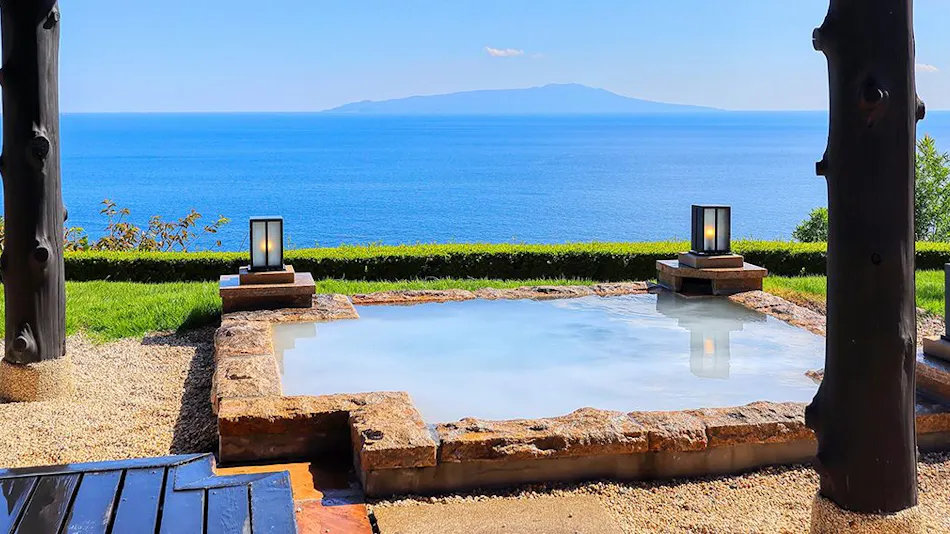 "Tsuki no Usagi: A Secluded Inn with Spectacular Views"