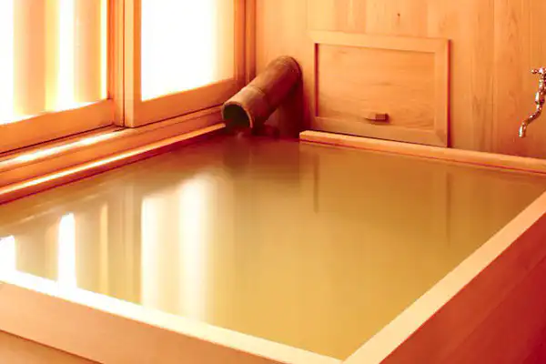 ห้องแกรนด์ 'กัสซัน' - อ่างอาบน้ำไม้ฮิโนกิ