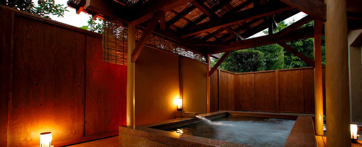 Mata air panas dan mandi