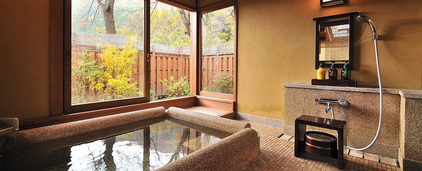 อ่างอาบน้ำกึ่งกลางแจ้ง