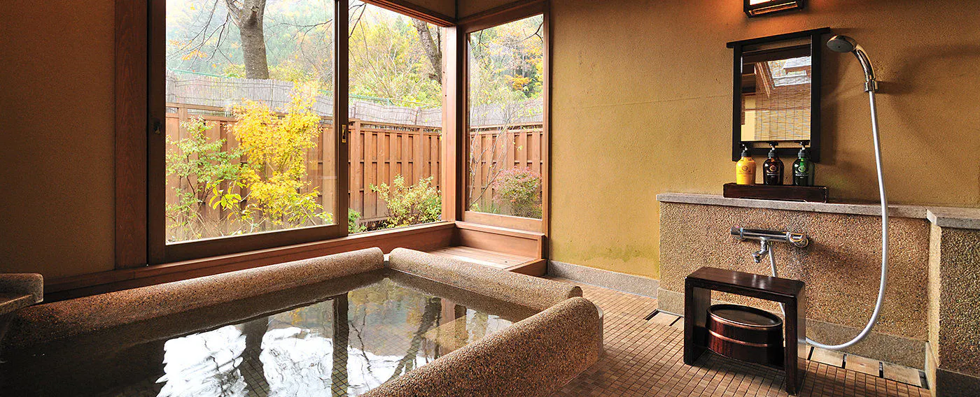 อ่างอาบน้ำกึ่งกลางแจ้ง