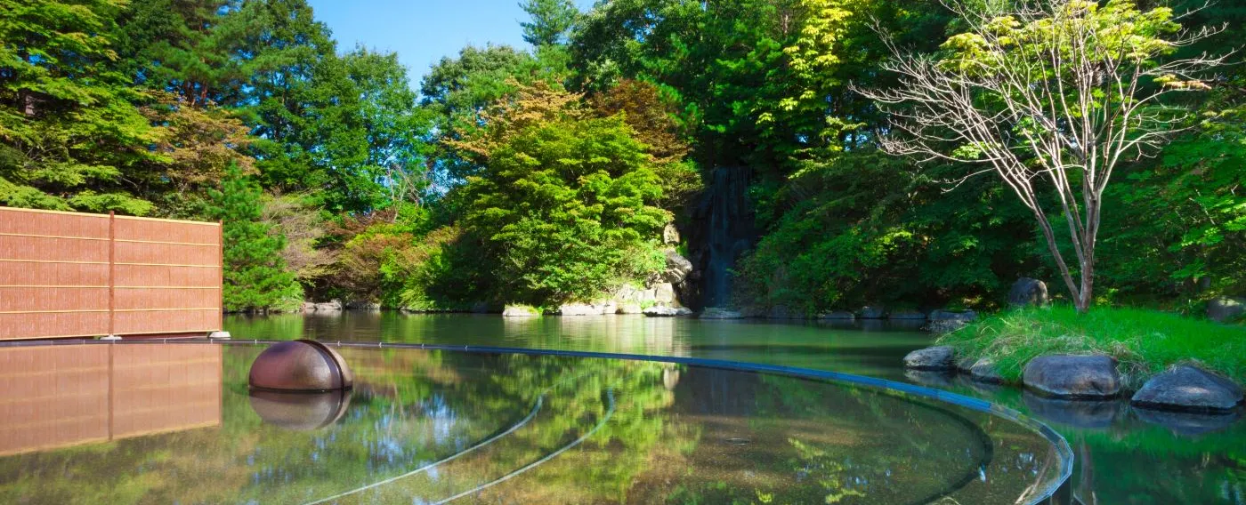 とろみのある源泉で四季を愛でる湯浴み