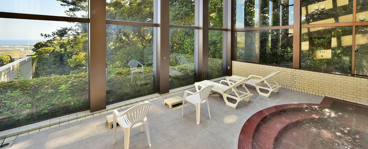 อ่างน้ำเย็นสำหรับผู้ชายที่ตั้งอยู่ติดกับห้องอาบน้ำพร้อมซาวน่า