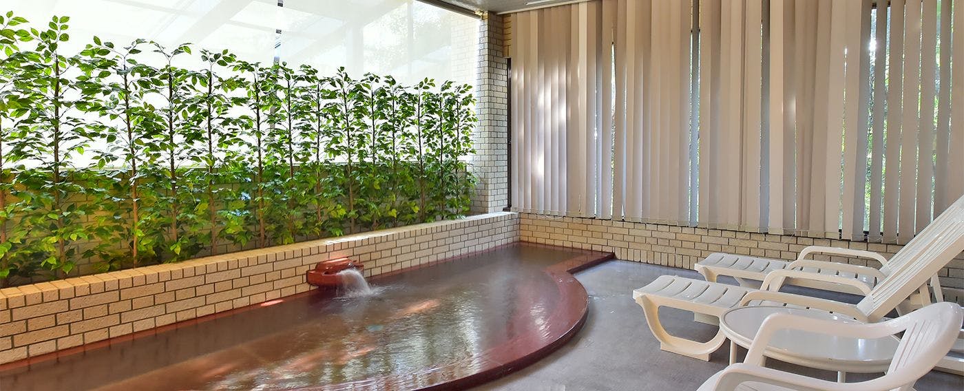 อ่างน้ำเย็นสำหรับผู้หญิงที่ตั้งอยู่ติดกับห้องอาบน้ำพร้อมซาวน่า