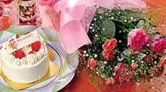 Kek dan sejambak bunga disediakan dengan bayaran.