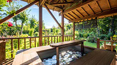 Bilik istimewa dengan tab mandi luar seramik