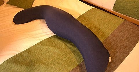 มีหมอนข้างเตรียมไว้บนเตียง