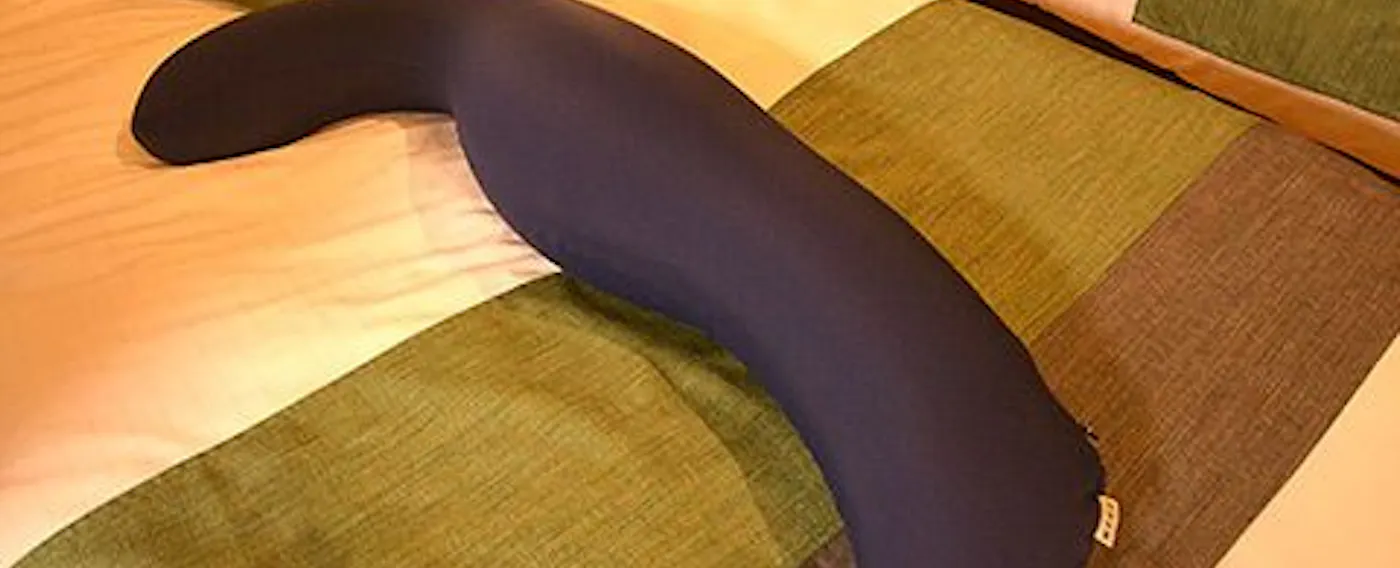 มีหมอนข้างเตรียมไว้บนเตียง