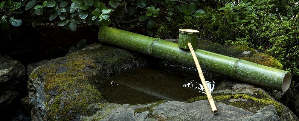 レストランテラス席付近にある“つくばい”