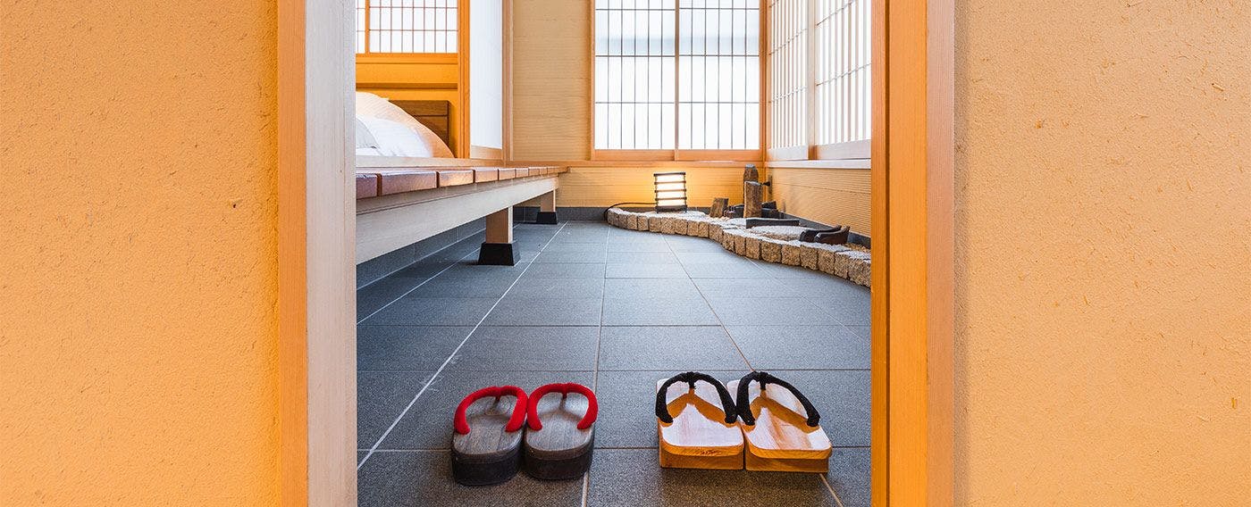 蔦温泉旅館 ‐足元から源泉湧出の自噴温泉‐