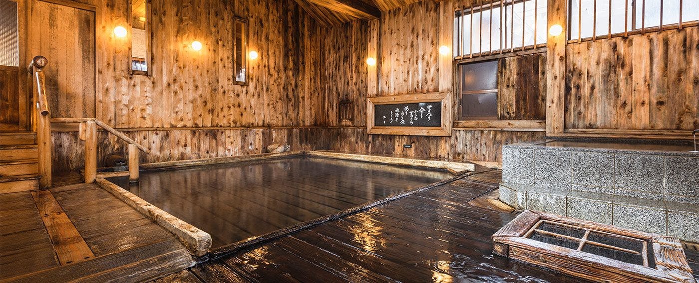 蔦温泉旅館 ‐足元から源泉湧出の自噴温泉‐