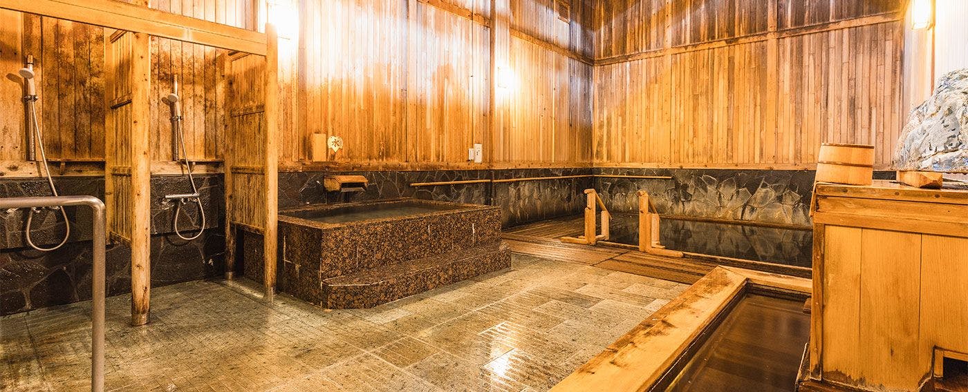 蔦温泉旅館 ‐足元から源泉湧出の自噴温泉‐