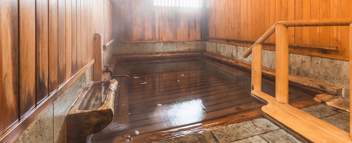 蔦温泉旅館 ‐足元から源泉湧出の自噴温泉‐