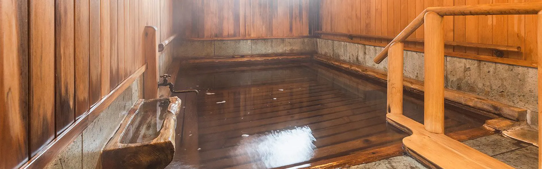 蔦温泉旅館 ‐足元から源泉湧出の自噴温泉‐