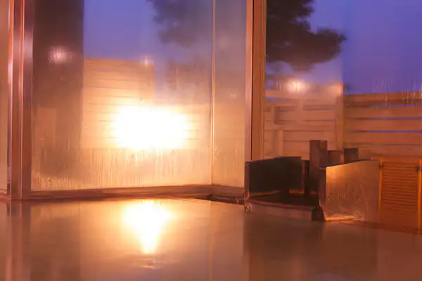 ห้องอาบน้ำชายในร่มตอนกลางคืน