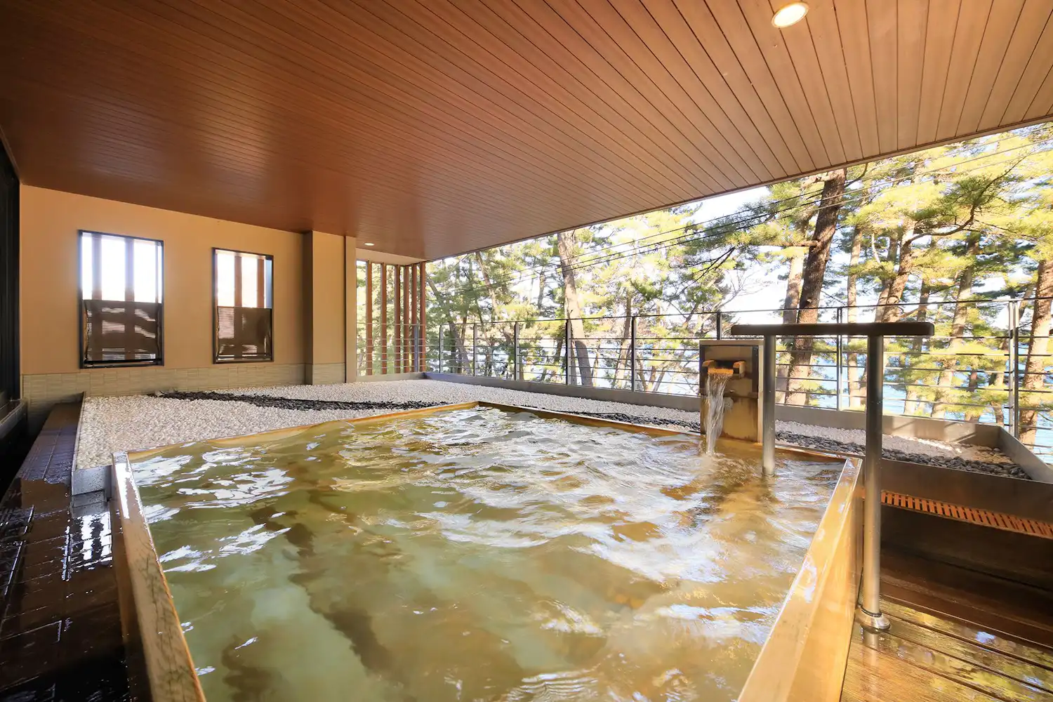 ออนเซ็นกลางแจ้ง