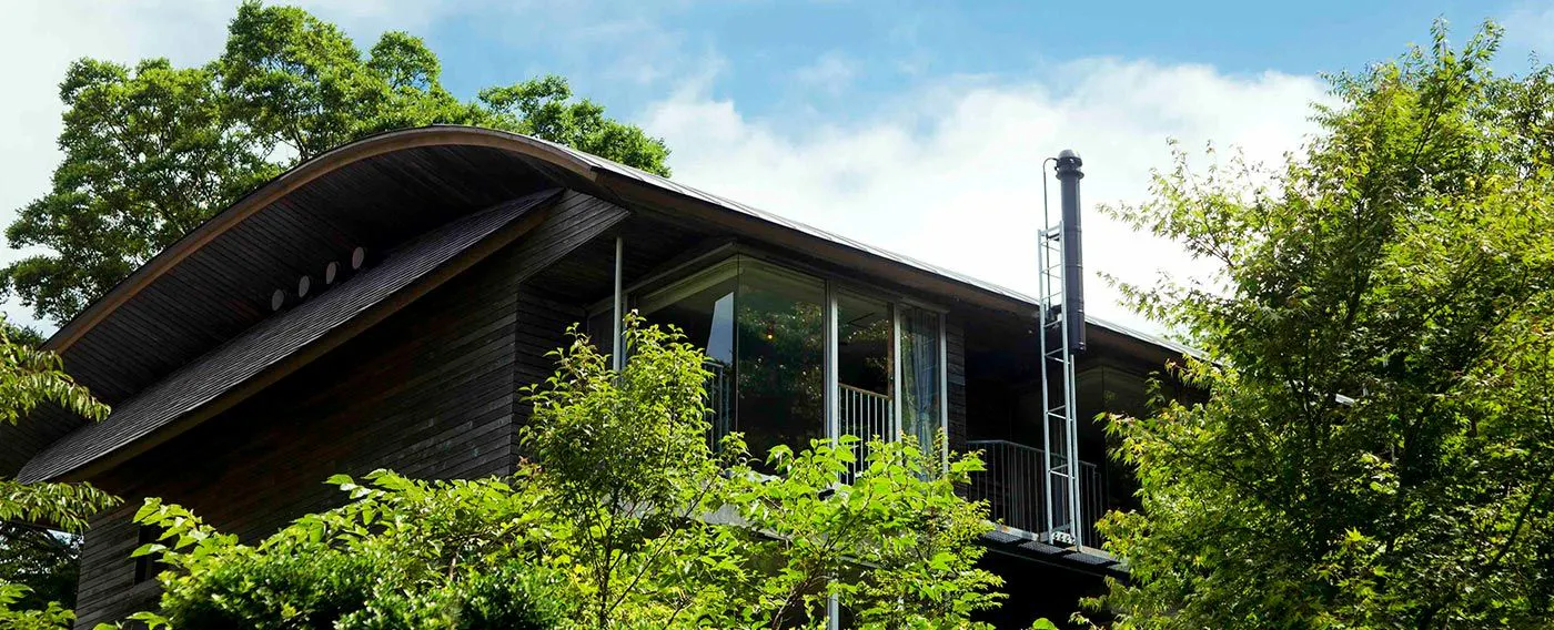 Semua kamar dikelilingi pepohonan, memberikan suasana seperti vila di tengah hutan.