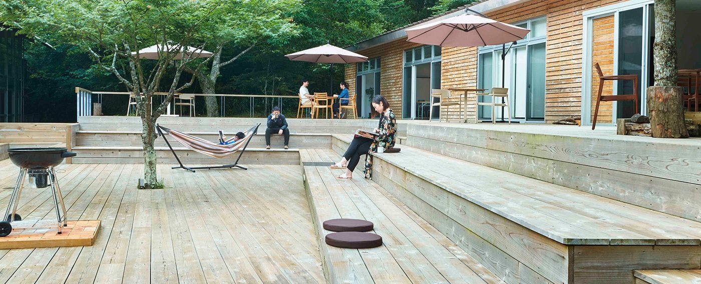 Selain kamar tamu, nikmati waktu santai di ruang bebas dengan mengambil roti dan kopi untuk dibawa, lalu bersantai dengan tidur siang atau membaca buku.