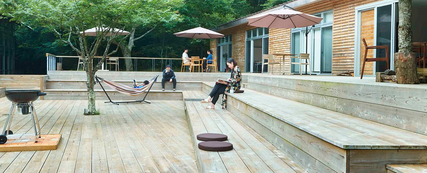 Selain kamar tamu, nikmati waktu santai di ruang bebas dengan mengambil roti dan kopi untuk dibawa, lalu bersantai dengan tidur siang atau membaca buku.