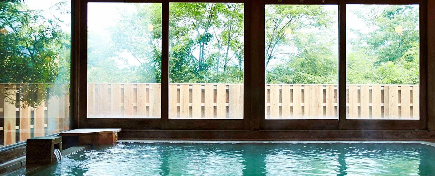 Berendam di pemandian besar "ONSEN f" yang dikelilingi oleh kehijauan mendalam, menenangkan hati Anda.