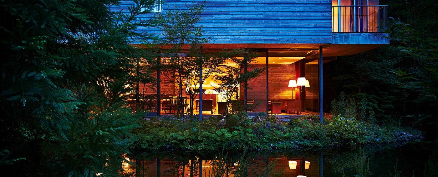 Di lounge, kami menyediakan penjualan roti dan espresso otentik yang diseduh dengan biji kopi spesial pilihan.