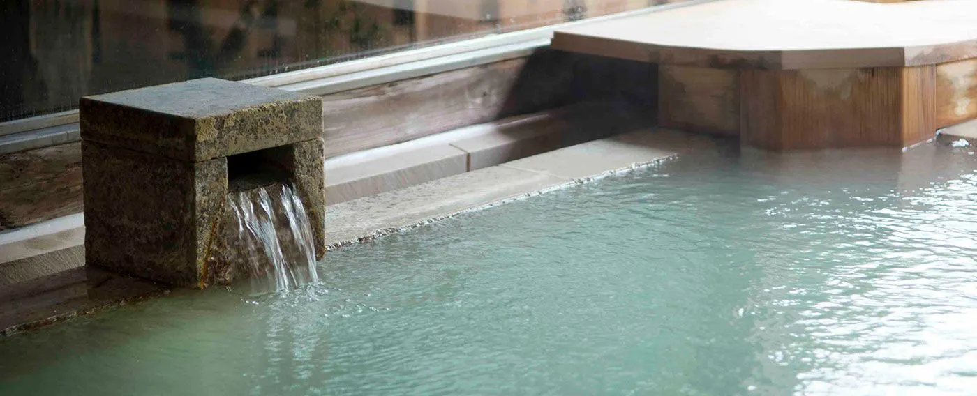 Hakone memiliki 17 mata air panas, salah satunya adalah 【Gora Onsen】 yang mengambil air panas alami dari kedalaman 460m di bawah tanah.