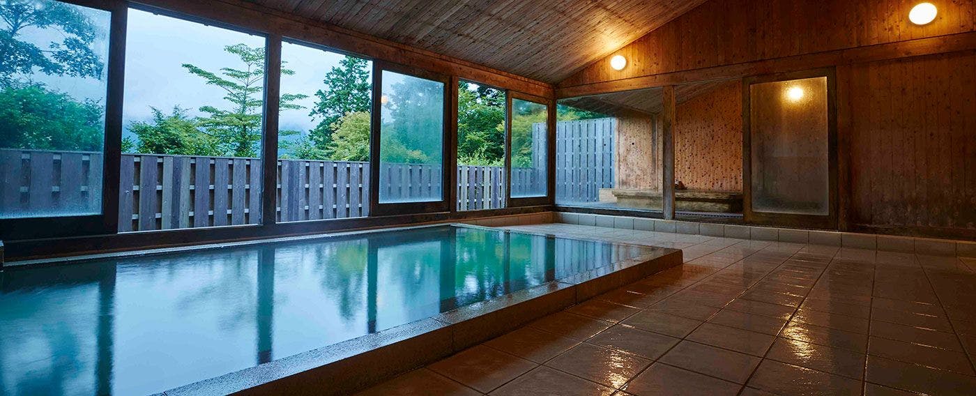 【Pemandian Dalam Ruangan】Nikmati khasiat mata air panas dan aroma kayu hinoki yang menenangkan, sambil menikmati pemandangan musim yang indah melalui jendela yang terbuka.