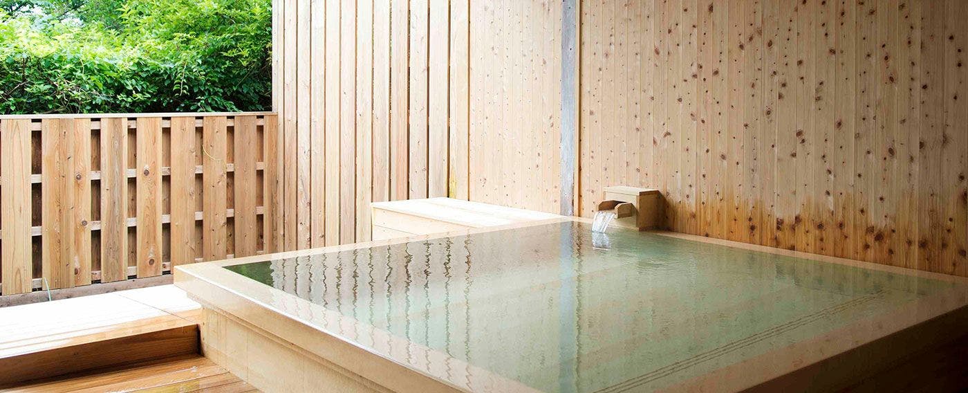 【Pemandian Air Panas Terbuka】Nikmati berendam sambil mendengarkan kicauan burung, merasakan seolah menjadi bagian dari hutan, dan rasakan ketenangan yang mendalam.