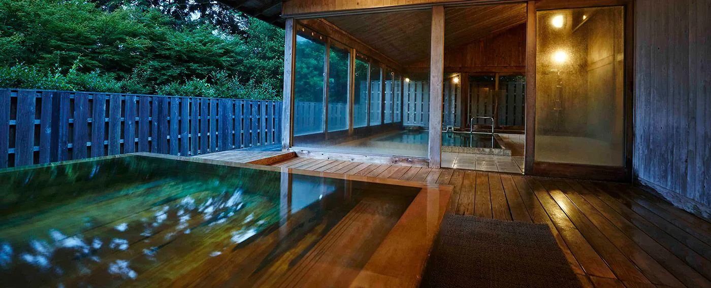 Karena kandungan mata air panas di pemandian dalam ruangan cukup kuat, air di pemandian terbuka menggunakan air sumur. Silakan beristirahat sambil menikmati angin sepoi-sepoi.