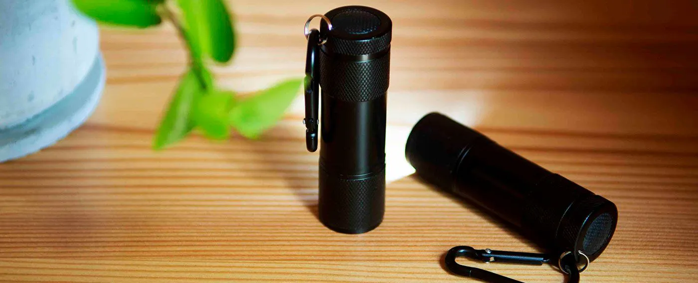 Mandi malam akan gelap di area properti. Harap bawa lampu yang disediakan di kamar Anda saat keluar.