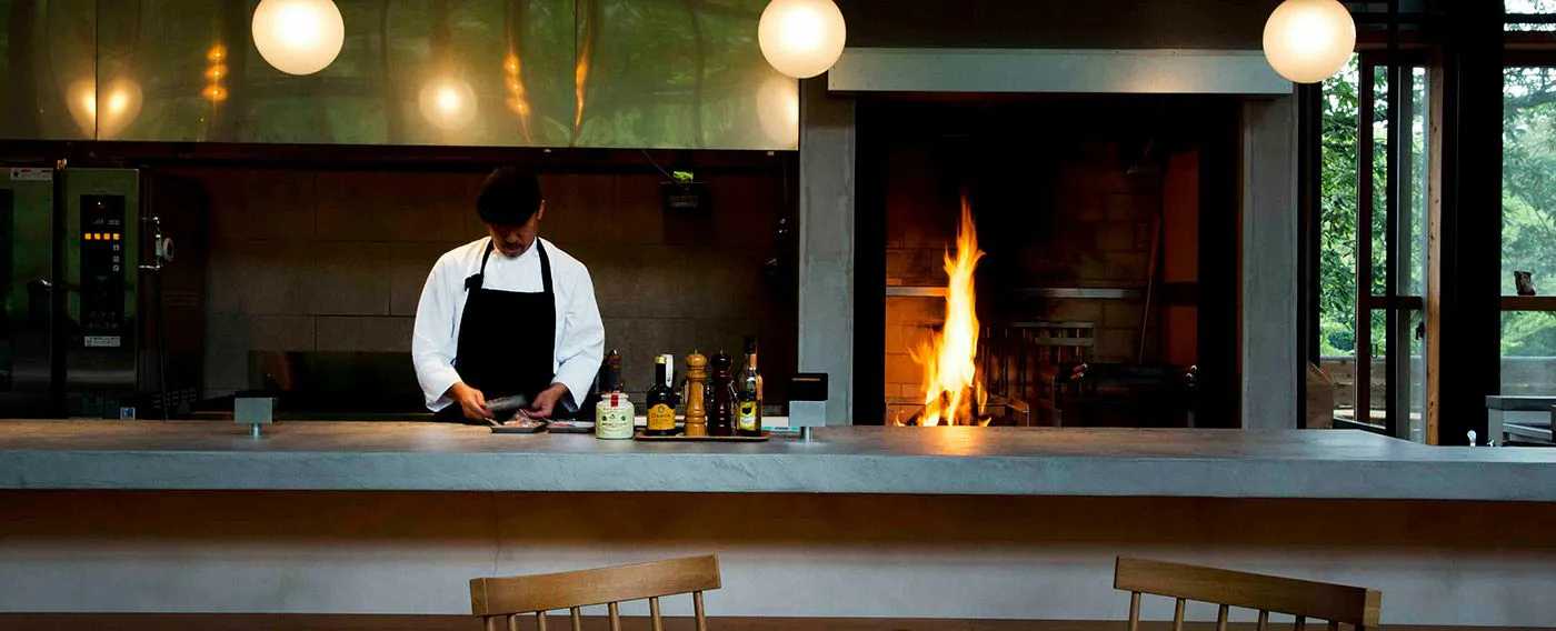 Masakan Prancis berbasis bahan lokal yang dimasak dengan api kayu disajikan langsung dari dapur terbuka.