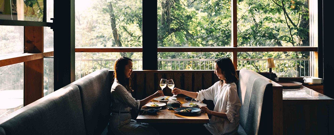 Nikmati momen istimewa bersama orang tercinta dengan hidangan makan malam musiman dan pilihan anggur terbaik.