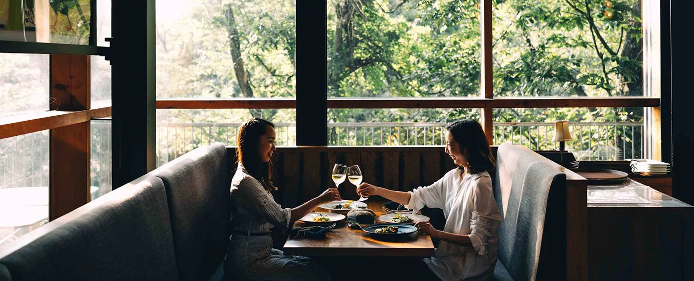 Nikmati momen istimewa bersama orang tercinta dengan hidangan makan malam musiman dan pilihan anggur terbaik.