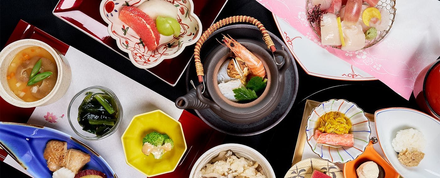 【석식】주방장이 엄선한 식재료로 만든 가이세키 요리를 맛보실 수 있습니다.