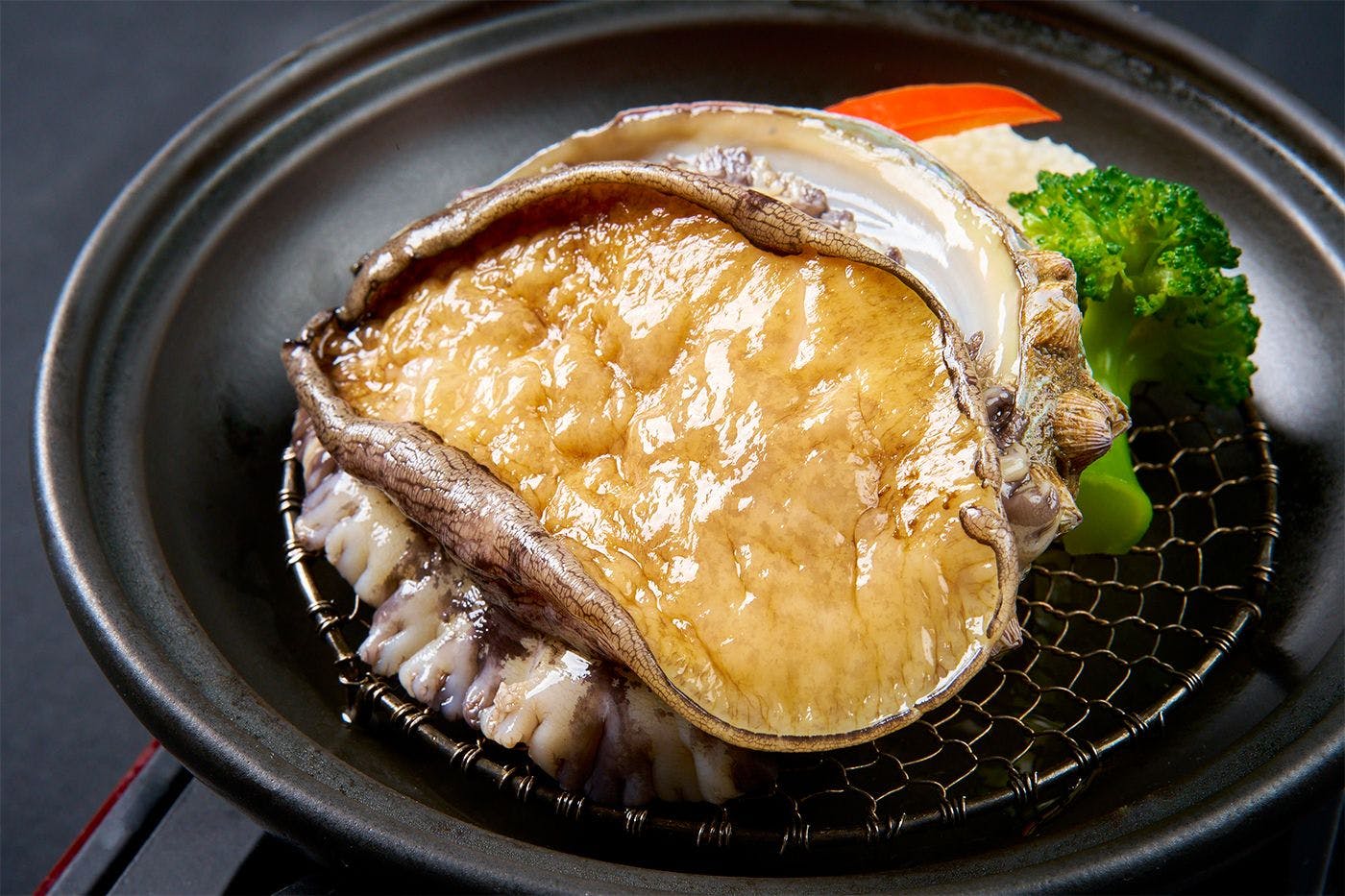 메인 소고기 요리는 ‘전복’ 또는 ‘소고기 안심’으로 업그레이드하실 수도 있습니다.